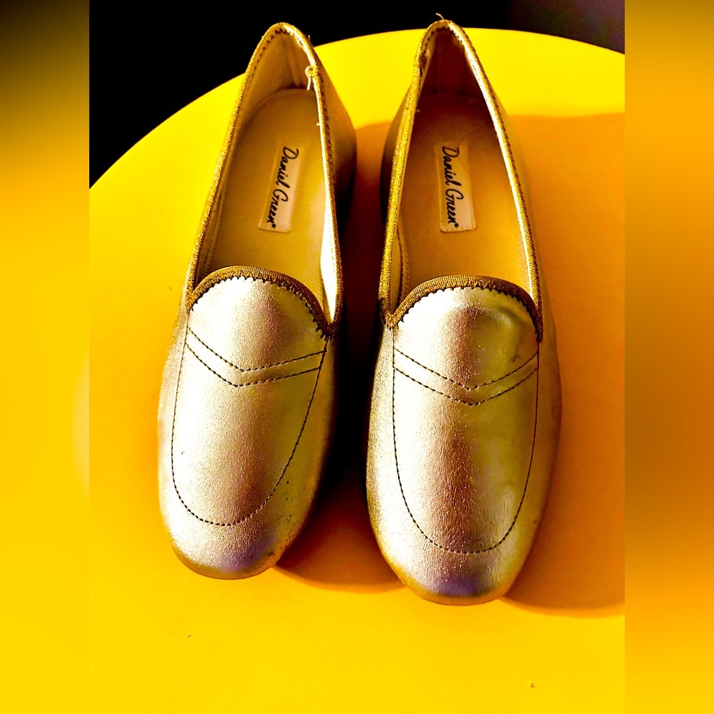 Daniel Green Loafers   Gold size 6W     NICE SHOES